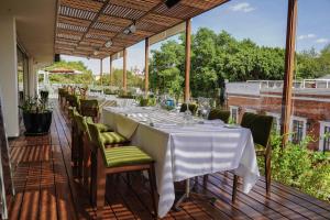 eine Reihe von Tischen und Stühlen auf einer Terrasse in der Unterkunft Cartesiano Boutique & Wellness Hotel in Puebla