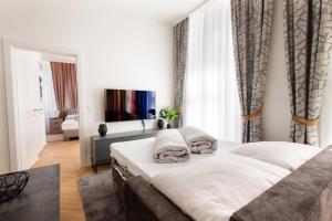 1 dormitorio con 1 cama con 2 almohadas en Royal Residences Vienna, en Viena
