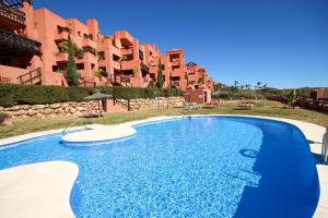 Bazén v ubytování Apartment in Coto Real Duquesa - sea view & pools nebo v jeho okolí