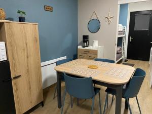 Cuisine ou kitchenette dans l'établissement Brise de mer sur la naturelle, Studio à Wimereux , parking