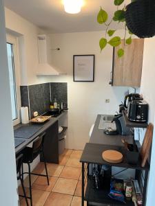 Ett kök eller pentry på Schönes Apartment mit Balkon Aggertalsperre