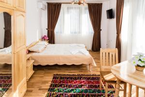 Ein Bett oder Betten in einem Zimmer der Unterkunft Rodopsko Katche
