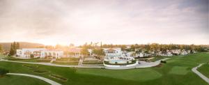 eine Darstellung eines Golfplatzes mit einem Haus in der Unterkunft Omni La Costa Resort & Spa Carlsbad in Carlsbad