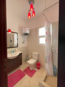 Koupelna v ubytování Amwaj Prime Chalet with a Sea View شاليه أمواج الساحل الشمالي السعر شامل شحن الكهرباء و المياه و الأستعلام الأمني وغير شامل شحن كروت الإيجار