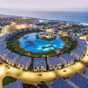 Bazén v ubytování Amwaj Prime Chalet with a Sea View شاليه أمواج الساحل الشمالي السعر شامل شحن الكهرباء و المياه و الأستعلام الأمني وغير شامل شحن كروت الإيجار nebo v jeho okolí