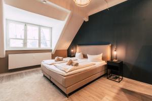 um quarto com uma cama grande e uma janela em Luga Homes - Nikolaikirche em Leipzig