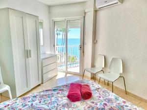 Postel nebo postele na pokoji v ubytování APARTAMENTO TORRESOL Nsf1- TORRECILLA, NERJA