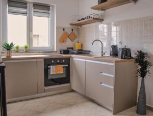 una cocina con estufa y fregadero en ULA LA apartment, en Umag 40 fotos más