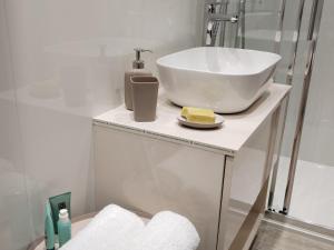 Koupelna v ubytování Beachfront apartment Suncana + 37 fotografií