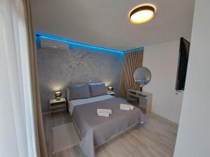 una camera da letto con un letto con luci blu di Paulina Harmony Rooms a Seget Vranjica