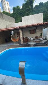 cerca de una piscina azul en Casa de Férias á 400m pra Praia de Cabo Branco en João Pessoa