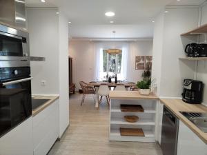 Gambar di galeri bagi Beachfront apartment Suncana di Bol