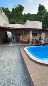 若昂佩索阿的住宿－Casa de Férias á 400m pra Praia de Cabo Branco，一座带游泳池和庭院的房子