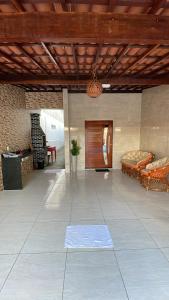 uma sala de estar com um sofá e um tapete no chão em Casa de Férias á 400m pra Praia de Cabo Branco em João Pessoa