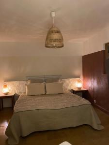 Viéville-sous-les-CôtesにあるChambres d’hôtes la bottéeのベッドルーム1室(大型ベッド1台、ランプ2つ付)