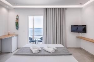 Postel nebo postele na pokoji v ubytování Evriali Seaside Rooms