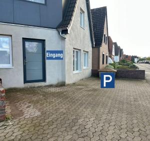 a house with a parking sign in front of it at Zentrale, stilvolle Wohnung in Lübeck