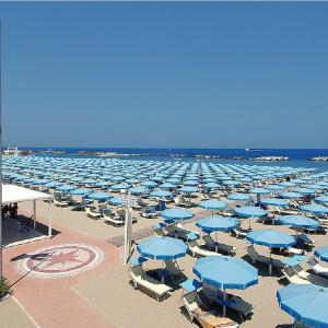 una playa llena de sombrillas azules en Hotel Arena, en Cattolica
