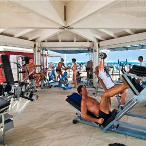 un grupo de personas haciendo ejercicio en un gimnasio en Hotel Arena, en Cattolica