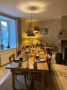 Chambres d’hôtes la bottée في Viéville-sous-les-Côtes: غرفة طعام مع طاولة ومطبخ