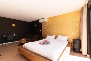 ein Schlafzimmer mit einem Bett mit zwei ausgestopften Tieren darauf in der Unterkunft COCON NOELY 1 in Toulouse