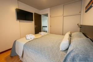 two beds sitting next to each other in a room at Kube Apartments Express in Córdoba