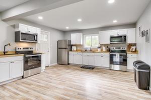 Η κουζίνα ή μικρή κουζίνα στο Spacious Oswego Home 6 Mi to Fort Ontario!