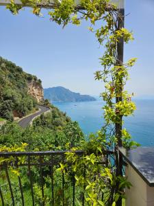 d'un balcon avec vue sur l'océan. dans l'établissement Casa Giosuè - Your home on the Amalfi Coast, à Conca dei Marini