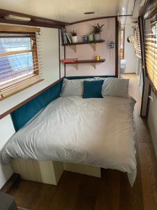 1 cama en el medio de una habitación pequeña en Unique Canal Boat in London Centre for Family & Friends en Londres