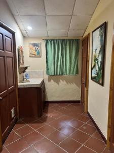 uma casa de banho com um lavatório e um chuveiro em Casa Manglar Villa em Puerto Jiménez