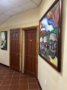 une peinture sur le mur d'un couloir avec deux portes dans l'établissement Casa Manglar Villa, à Puerto Jiménez