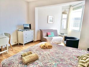 A bed or beds in a room at APARTAMENTO TORRESOL studio NSFC TORRECILLA NERJA