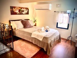 Letto o letti in una camera di Farmhouse Retro with pool