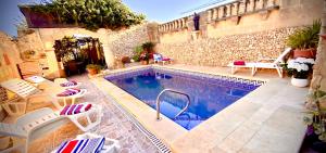 Piscina di Farmhouse Retro with pool o nelle vicinanze