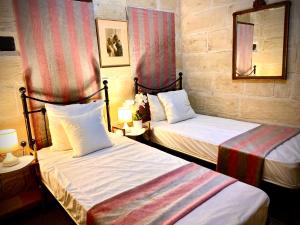 Letto o letti in una camera di Farmhouse Retro with pool