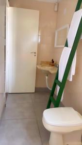 Baño con escalera junto a un aseo en happiness house/ casa da felicidade, en Cuiabá