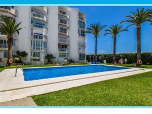 Bazén v ubytovaní APARTAMENTO TORRESOL studio NSFC TORRECILLA NERJA alebo v jeho blízkosti