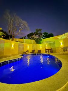 uma grande piscina à noite com uma tenda em Pousada Gente Bonita La Mansion em Búzios