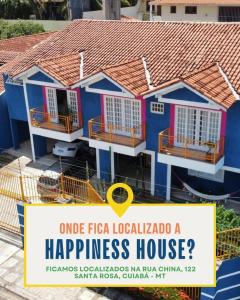una casa con un cartel delante de ella en happiness house/ casa da felicidade, en Cuiabá