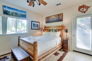 Posteľ alebo postele v izbe v ubytovaní Peaceful and Private Mariposa Cabin on 2 Acres!