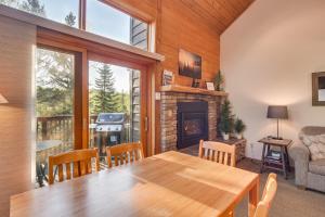 uma sala de jantar com uma mesa e uma lareira em Cozy Alpine Escape Ski-InandOut at Lutsen Mtns em Lutsen