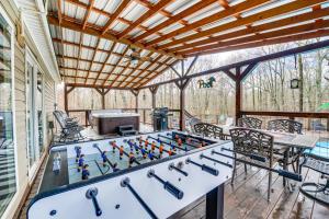 Fotografie z fotogalerie ubytování Pet-Friendly Home with Pool in Broken Bow! v destinaci Broken Bow