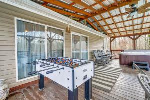 Stolní tenis v ubytování Pet-Friendly Home with Pool in Broken Bow! nebo okolí