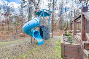 Herní místnost nebo prostor pro děti v ubytování Pet-Friendly Home with Pool in Broken Bow!