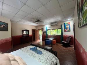 ein Schlafzimmer mit einem Bett in einem Zimmer in der Unterkunft Chosa Manglar Suites in Puerto Jiménez