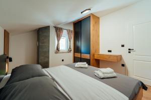 Un dormitorio con una cama grande con dos toallas encima. en Holiday home Magic Sunset, en Imotski 29 fotos más