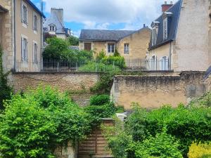 a set of stairs in a city with houses at Le CocoOn Doré in Poitiers