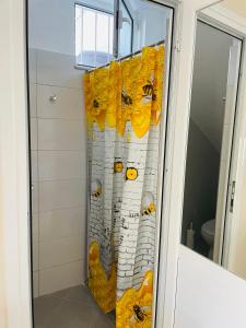 una tenda da doccia con le api sopra in bagno di Vitamin Sea a Sarandë