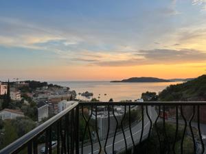 desde un balcón con vistas al océano al atardecer en Miločer Apartman Beograd, en Pržno