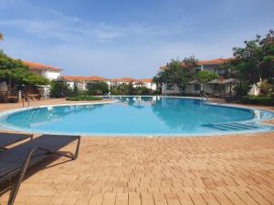 une grande piscine avec un banc dans une cour dans l'établissement Tortuga beach resort Penthouse apartment for holiday rental, à Prainha 51 autres photos